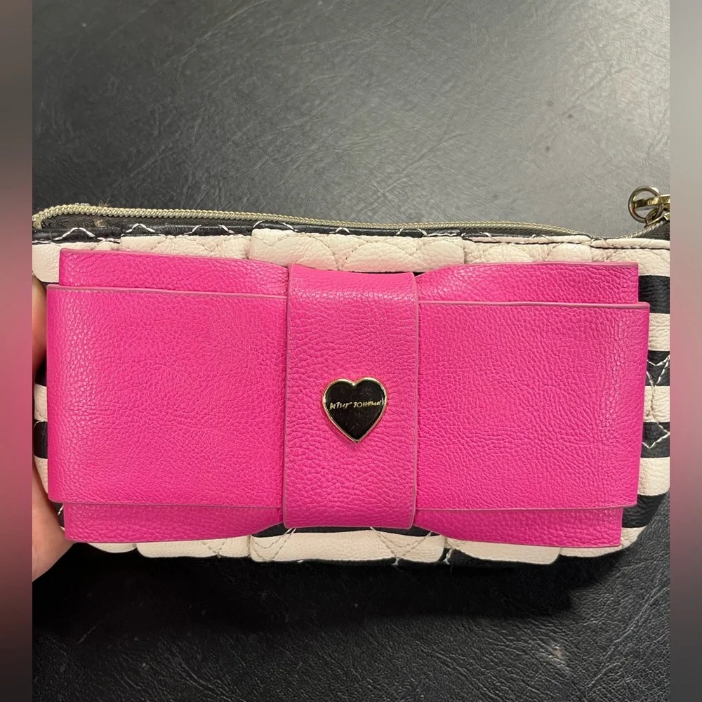 Betsey Johnson Be Mine quilted heart wristlet